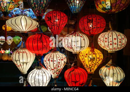 Lanternes colorées dans la nuit à Hoi An marché Vietnam Banque D'Images