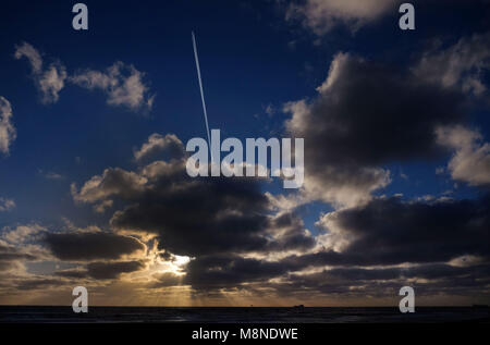 Soleil sur la côte à Whitley Bay, Tyne et Wear. Les navetteurs à travers le pays ont été avertis lundi des risques potentiels de neige et de glace, alors qu'une envilade surnommée la « bête minuscule de l'est » continue de causer des perturbations. Banque D'Images