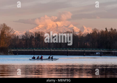 Une pagaie de canoë de course au coucher du soleil, la rivière Frasier, Fort Langley, Colombie-Britannique. Le mont Baker dans l'état de Washington est à l'arrière-plan. Banque D'Images