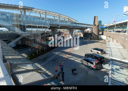 En dehors de la station de métro aérien de l'Aéroport International de Vancouver, en Colombie-Britannique. Banque D'Images