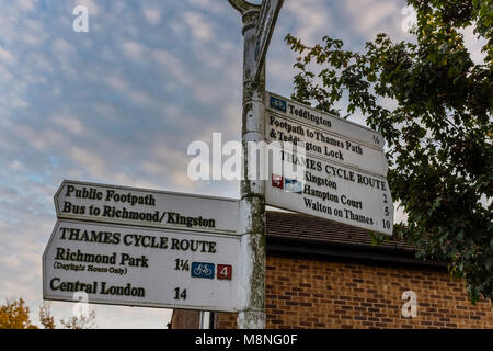 Panneau de sentier public & Thames balade pour les randonneurs et les cyclistes à Teddington montrant la direction et la distance à divers endroits, UK Banque D'Images