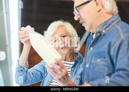 Comment choisir le Lait Senior Couple Banque D'Images