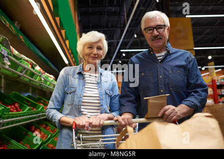 Senior Couple posing in Supermarket Banque D'Images