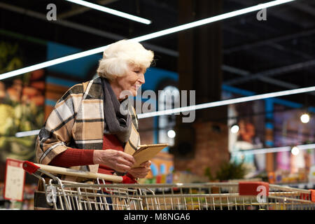 La haute dame élégante in Grocery Store Banque D'Images