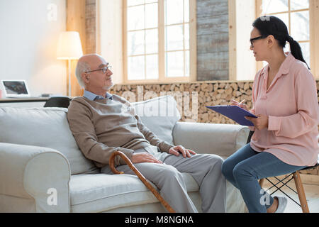 Soutien aux aidants Jeunes senior man Banque D'Images