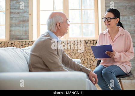 L'aide aux aidants naturels magnifiques senior man Banque D'Images