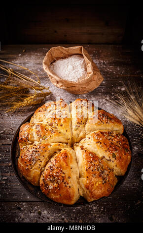 Petits pains frais de boulangerie snack-triangles Banque D'Images