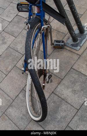 Roue avant mal plié d'une bicyclette formant le numéro 8 Banque D'Images