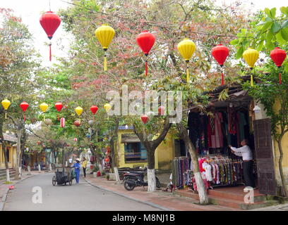 Hoi An, Vietnam - Mars 17, 2018 : tôt le matin calme au centre de la vieille ville de Hoi An Vietnam avec avis de boutiques et les populations locales Banque D'Images