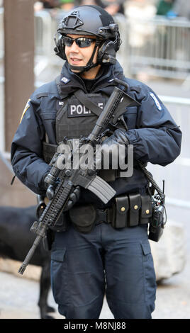 La police armée à l'extérieur cathédrale St Patrick à New York comme Taoiseach Leo Varadkar assiste à St.Patricks day Messe. Banque D'Images