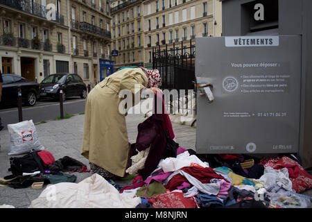 Femme à l'habillement par la charité, Rue du Bac Saint-Luc, la goutte d'Or, 75018, Paris, France Banque D'Images