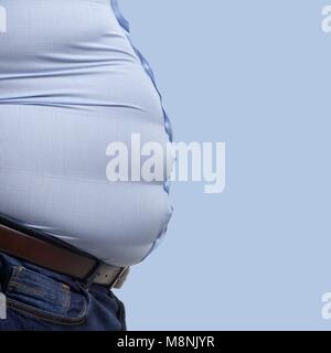 L'embonpoint homme portant chemise bleue, vue de côté. Banque D'Images