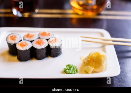 Rouleaux de sushi frais servi dans une assiette au restaurant Banque D'Images