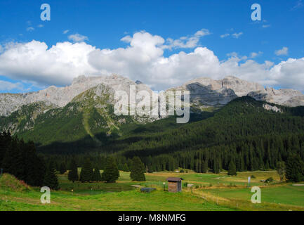 Trekking dans les montagnes des Dolomites autour - plan du Trentin-Haut-Adige Banque D'Images