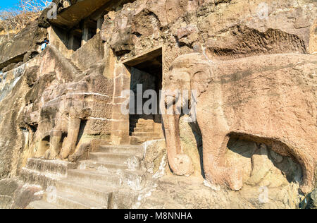 Les éléphants sculptés à l'entrée de la grotte 16, l'Ajanta Caves complexes. Maharashta, Inde Banque D'Images