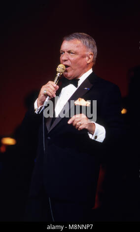 Chicago, Illinois, USA, le 10 septembre 1986 Frank Sinatra fonctionne à la réouverture du Chicago Theatre. La réouverture a marqué le point culminant d'un effort de conservation de quatre ans à un coût de 18 millions de dollars qui a laissé l'actuelle capacité de le théâtre à 3 600. Le gala de réouverture a été symbolique parce que Sinatra avait effectué au théâtre dans les années 50. Credit : Mark Reinstein/MediaPunch Banque D'Images