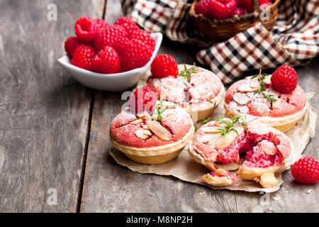 Macaron framboise tartelettes sur table en bois Banque D'Images