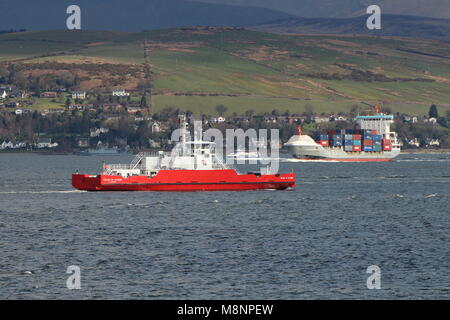 Le car-ferry MV Son de Scarba, le porte-conteneurs, Flintercape le traversier Argyll circulaire, et la Royal Navy HMS destiné au chasseur de Blyth (M111). Banque D'Images