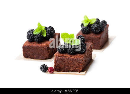 Brownie au chocolat maison aux fruits rouges tranches isolated on white Banque D'Images