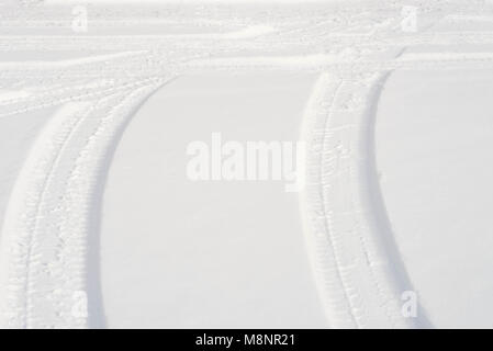 Empreintes de pneus de voiture neige en arrière-plan Banque D'Images