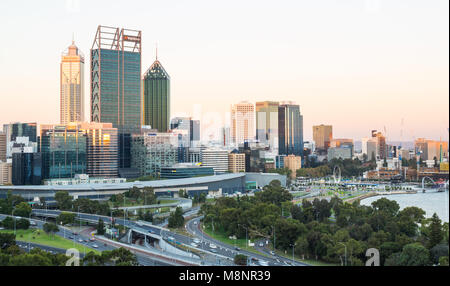 PERTH, AUSTRALIE OCCIDENTALE - février 21, 2018 : le crépuscule tombe sur la ville de Perth, la capitale de l'ouest de l'Australie. Banque D'Images