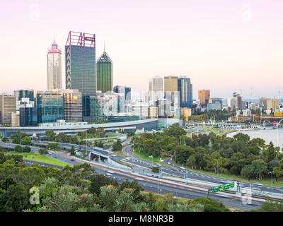 PERTH, AUSTRALIE OCCIDENTALE - février 21, 2018 : le crépuscule tombe sur la ville de Perth, la capitale de l'ouest de l'Australie. Banque D'Images