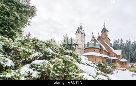 La cité médiévale Wang Temple à Karpacz, Pologne, photographié en hiver. C'est une église norvégienne qui a été transférée à Montagnes de Karkonosze. Banque D'Images