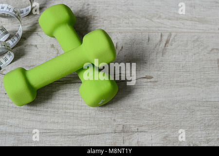 Accessoires de remise en forme. Haltères sport sneakers sports chaussures et vêtements. Articles de sport pour les femmes la vie. Ruban à mesurer, centimètre. Le concept du sport Banque D'Images