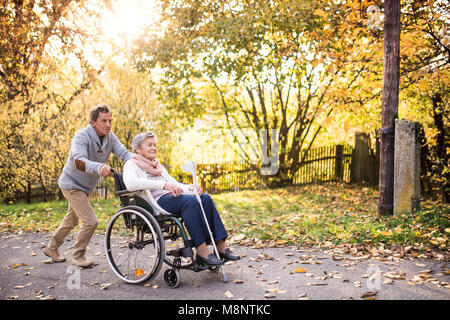 Man and Woman in wheelchair en automne la nature. Banque D'Images