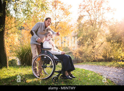 Man and Woman in wheelchair en automne la nature. Banque D'Images