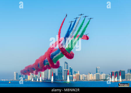 Al Fursans eau voltige National flying display team performing sur Corniche d'Abu Dhabi aux Emirats Arabes Unis Banque D'Images