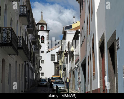 Une vue à travers une ruelle étroite de l'Igreja de São Pedro church dans la vieille ville de Funchal sur l'île de Madère, en photo le 12 février 2018 | Le monde d'utilisation Banque D'Images