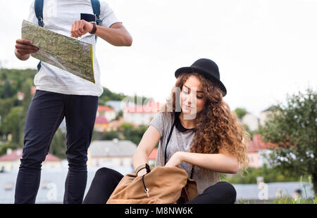 Deux jeunes touristes avec la carte dans la vieille ville. Banque D'Images