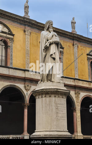 Statue de Dante Alighieri Renaissance à Vérone, Italie du Nord Banque D'Images