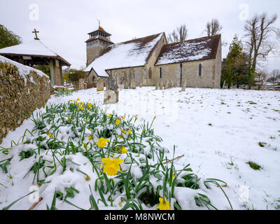 Spring snow scene de St Andrew's Church dans Meonstoke dans le Meon Valley près de la South Downs, Hampshire, Royaume-Uni Banque D'Images