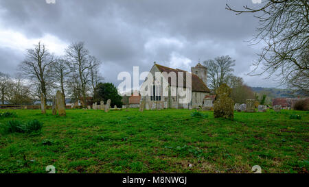 Vue de printemps de St Michel et tous les Saints dans l'église Chalton sur les South Downs, Hampshire, Royaume-Uni Banque D'Images