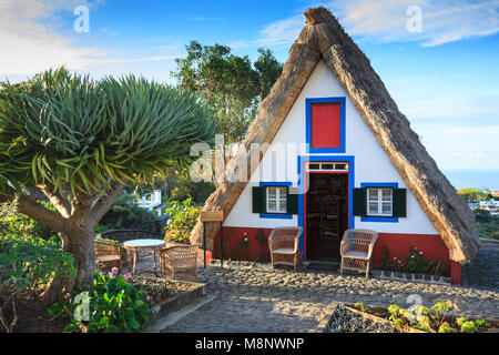 Vieilles maisons typiques sur Santana, l'île de Madère, Portugal Banque D'Images