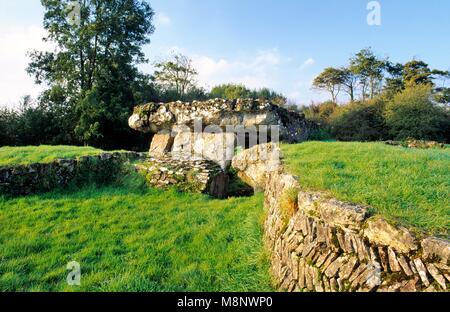 Tinkinswood chambre funéraire néolithique préhistorique mound et ciste centrale mégalithes près de Barry, Glamorgan du Sud, dans le sud du Pays de Galles, Royaume-Uni Banque D'Images