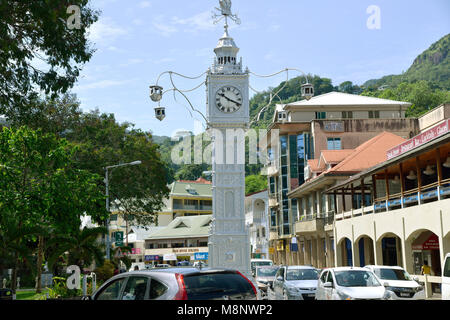 22 janvier 2018, les Seychelles, Victoria : La tour de l'horloge à l'angle de l'Avenue de l'indépendance et la rue Albert, à Victoria, capitale des Seychelles, sur l'île de Mahé. La tour de l'horloge, en l'honneur de la reine en 1903, est l'un des monuments de l'île. Les Seychelles sont un archipel dans l'Océan Indien. Victoria a une population d'environ 25 000 et est la seule ville sur toutes les îles. C'est l'une des capitales les plus petites du monde. Le délégué des Seychelles a déclaré son indépendance du Royaume-Uni en 1976 et devient une république au sein du Commonwealth. Dans le monde d'utilisation | Banque D'Images