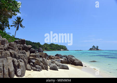 22 janvier 2018, les Seychelles, Anse Royale : la plage de l'Anse Royale, à 3 kilomètres de long baie du même nom sur la côte sud-est de l'île principale de Mahé aux Seychelles. Les roches de granit noir de différentes formes forment un contraste optique à l'eau turquoise et de sable blanc. Les Seychelles sont un archipel de 115 îles dans l'Océan Indien. Ses plages sont considérées parmi les plus belles au monde. Dans le monde d'utilisation | Banque D'Images