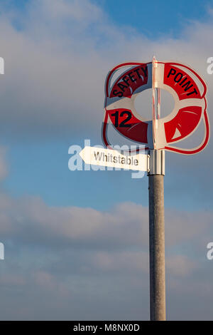 Un panneau indiquant à Whitstable Kent sur le front de mer à Hampton, Herne Bay, Kent. La sécurité sur un point près de l'embarcadère. Banque D'Images