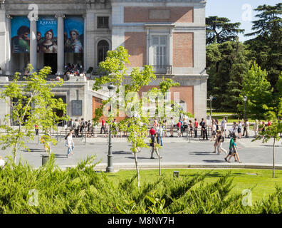 Les touristes queue devant le musée du Prado à Madrid, Espagne Banque D'Images