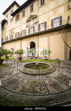 Florence. L'Italie. Jardin arrière du Palazzo Medici Riccardi, conçu par Michelozzo di Bartolomeo, 1444-1484. Banque D'Images