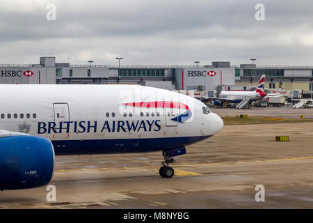 Regardant par la fenêtre de l'avion tel qu'il est dehors de taxi à l'aéroport de Gatwick sur un vol tôt le matin à Las Vegas. Banque D'Images