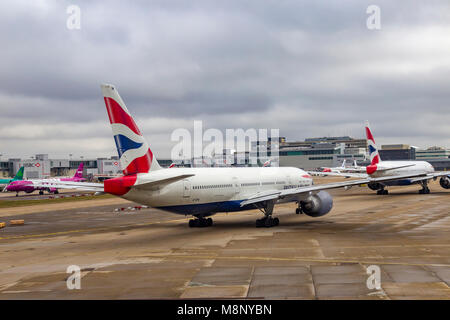 Regardant par la fenêtre de l'avion tel qu'il est dehors de taxi à l'aéroport de Gatwick sur un vol tôt le matin à Las Vegas. Banque D'Images