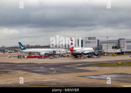 Regardant par la fenêtre de l'avion tel qu'il est dehors de taxi à l'aéroport de Gatwick sur un vol tôt le matin à Las Vegas. Banque D'Images