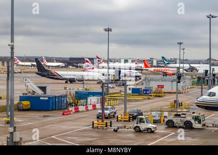 Regardant par la fenêtre de l'avion tel qu'il est dehors de taxi à l'aéroport de Gatwick sur un vol tôt le matin à Las Vegas. Banque D'Images