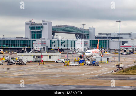 Regardant par la fenêtre de l'avion tel qu'il est dehors de taxi à l'aéroport de Gatwick sur un vol tôt le matin à Las Vegas. Banque D'Images