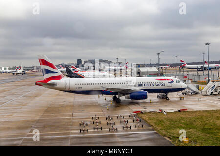 Regardant par la fenêtre de l'avion tel qu'il est dehors de taxi à l'aéroport de Gatwick sur un vol tôt le matin à Las Vegas. Banque D'Images