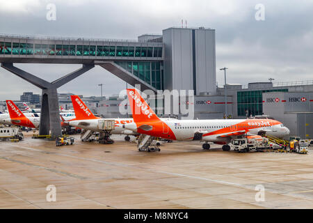 Regardant par la fenêtre de l'avion tel qu'il est dehors de taxi à l'aéroport de Gatwick sur un vol tôt le matin à Las Vegas. Banque D'Images